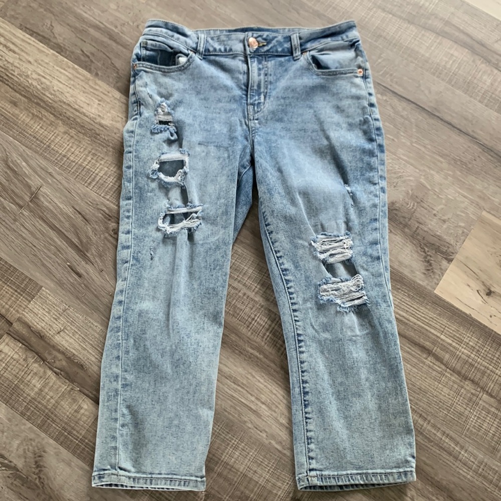 Maurice’s cropped mid rise distressed Capri jeans